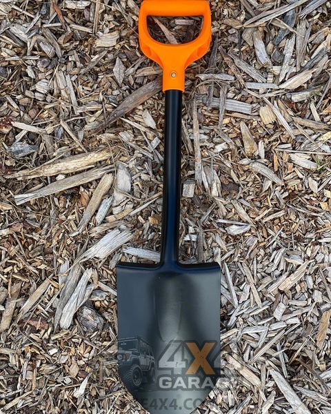 Лопата в машину з короткою ручкою Fiskars Solid (1066715)