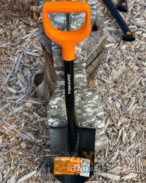 Лопата в машину з короткою ручкою Fiskars Solid (1066715)
