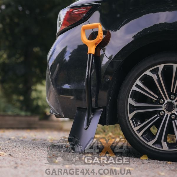 Лопата в машину з короткою ручкою Fiskars Solid (1066715)