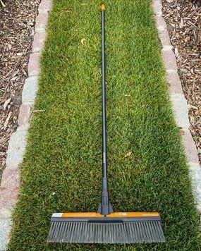 Универсальная садовая щетка Fiskars Solid L (1025926) 1025926 фото