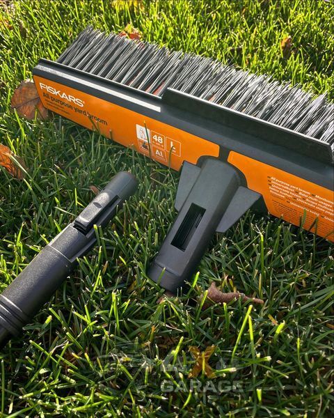 Універсальна садова щітка Fiskars Solid L (1025926) 1025926 фото