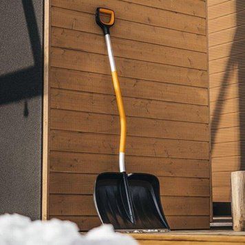 Скрепер для уборки снега с изогнутой ручкой Fiskars X-series (1057186) 1057186 фото