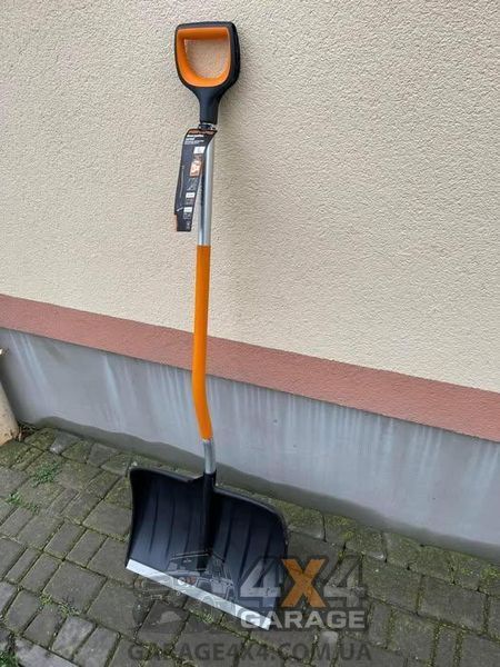 Скрепер для уборки снега с изогнутой ручкой Fiskars X-series (1057186) 1057186 фото