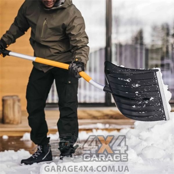 Скрепер для уборки снега с изогнутой ручкой Fiskars X-series (1057186) 1057186 фото
