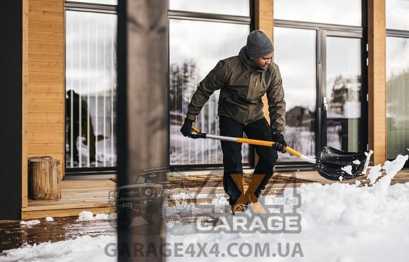 Скрепер для уборки снега с изогнутой ручкой Fiskars X-series (1057186) 1057186 фото