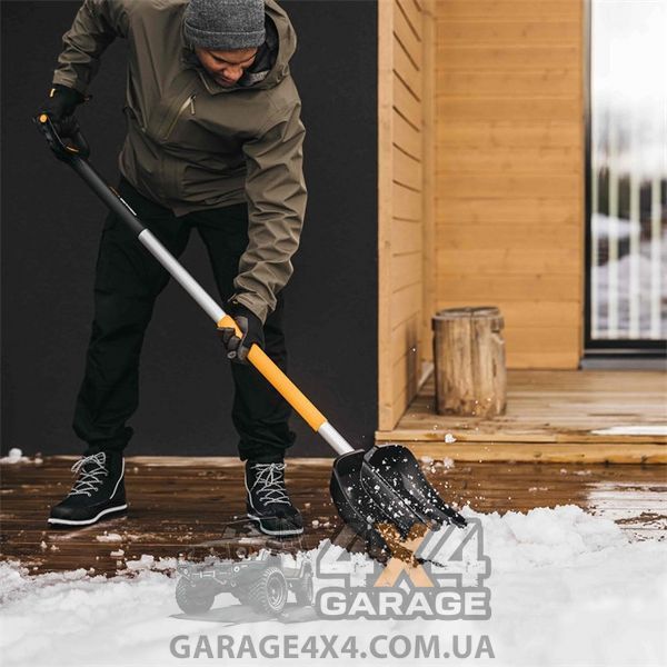 Лопата - скрепер для уборки снега с телескопической ручкой Fiskars X-series (1057189) 1057189 фото