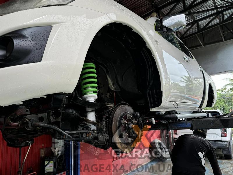 Посилений комплект підвіски IronMan Mitsubishi L200 2016-... (з масляними амортизаторами) 24729FE (2шт), 24715FE фото