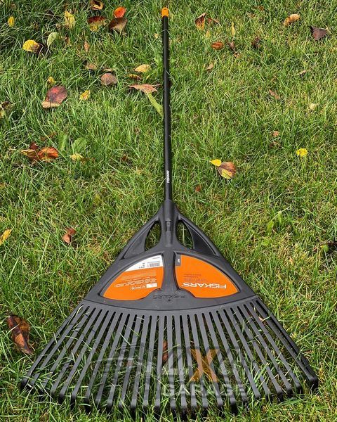 Большие садовые грабли для уборки листьев Fiskars Solid XL (1015645) 1015645 фото