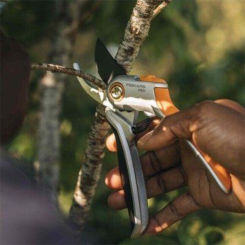 Металлический плоскостной секатор Fiskars Plus P531 (1057168) 1057168 фото