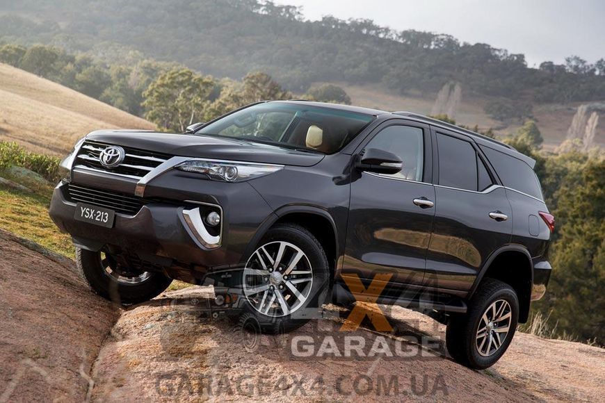 Перфорированный задний тормозной диск DBA Street Series X Gold для Toyota Fortuner 2015+ DBA2737X фото