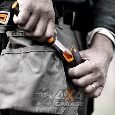 Универсальный нож с точилкой Fiskars (156017) 1023618 фото
