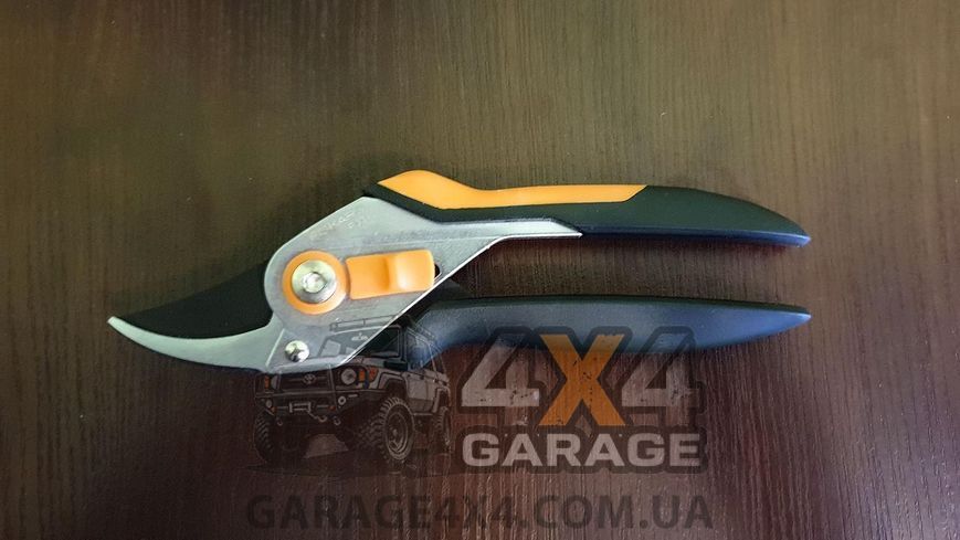 Площинний металевий секатор Fiskars Solid P331 (1057163) 1057163 фото