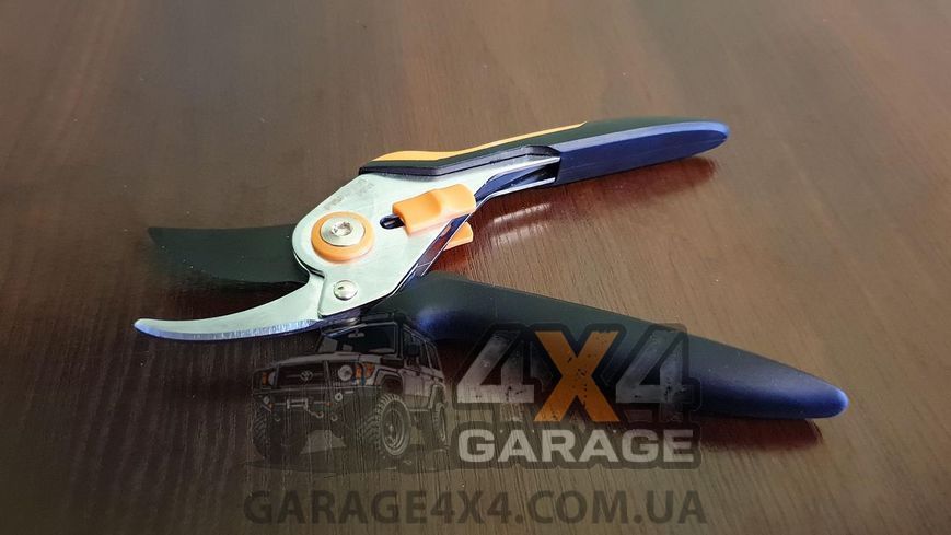 Площинний металевий секатор Fiskars Solid P331 (1057163) 1057163 фото