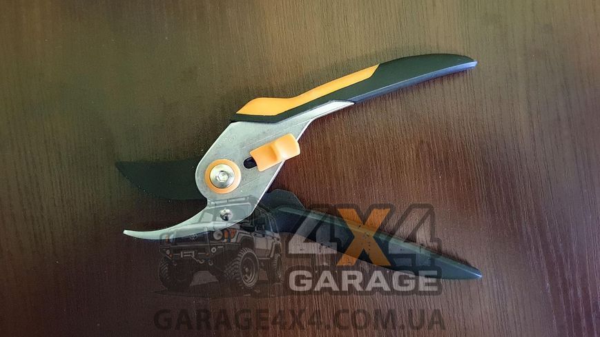 Площинний металевий секатор Fiskars Solid P331 (1057163) 1057163 фото
