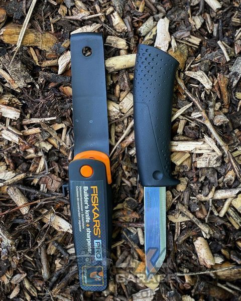 Универсальный нож Fiskars с точилкой и чехлом-кобурой (1023617) 1023617 фото