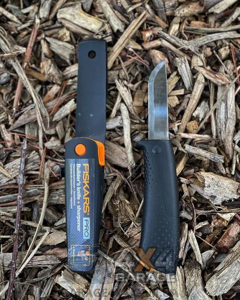 Универсальный нож Fiskars с точилкой и чехлом-кобурой (1023617) 1023617 фото