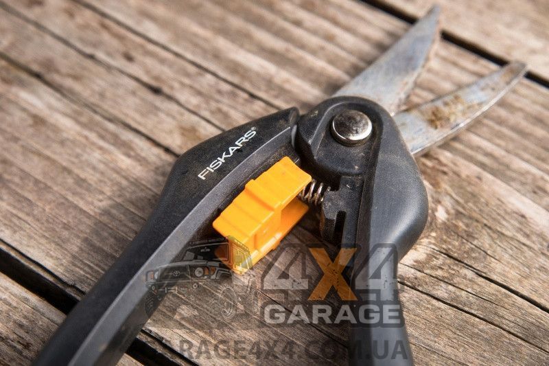 Универсальные садовые ножницы-секатор Fiskars Single Step SP27 (1000570) 1000570 фото