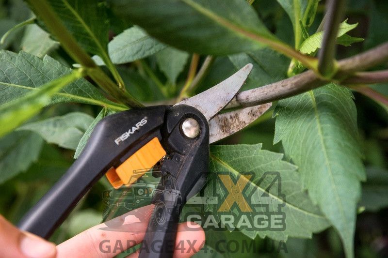 Универсальные садовые ножницы-секатор Fiskars Single Step SP27 (1000570) 1000570 фото