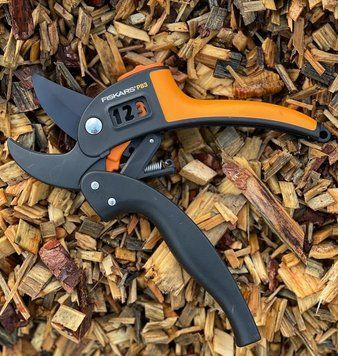 Cекатор с храповым механизмом Fiskars PowerStep P83 (1000575) 1000575 фото