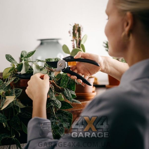Площинний секатор для саду Fiskars Solid P121 (1057160) 1057160 фото