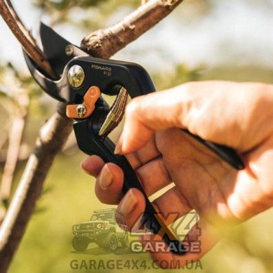 Садовый секатор Fiskars Solid P131 (1057161) 1057161 фото