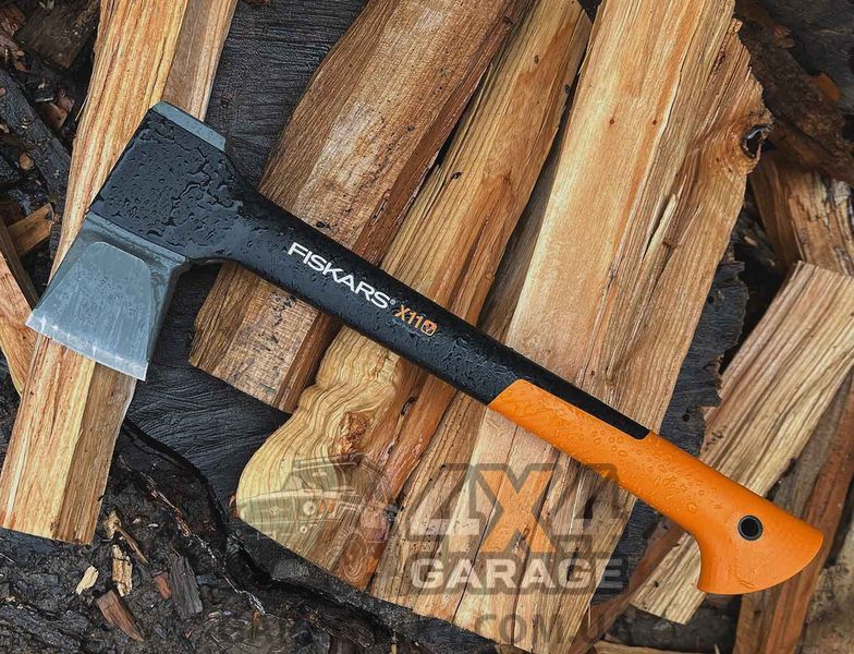 Подарочный набор Fiskars: топор-колун, нож, складная пила (2021283) 2021283 фото