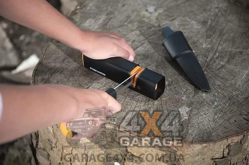 Большой подарочный набор Fiskars: туристический топор, точило, нож в чехле, складная пила (2021282) 2021282 фото