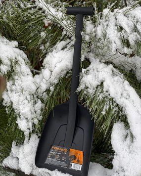 Компактная автомобильная лопата для снега в багажник Fiskars Solid (1019353) 1019353 фото