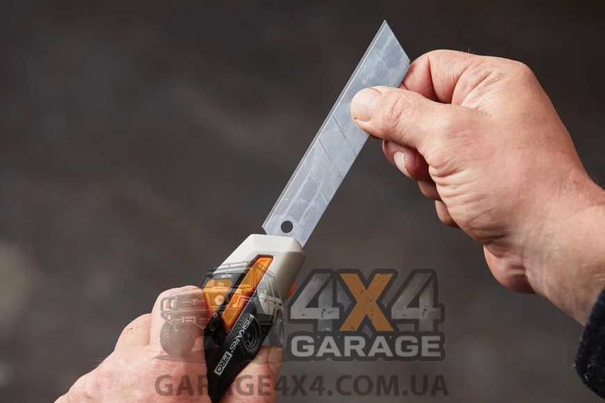 Нож с выдвижным лезвием 25 мм Fiskars Pro CarbonMax (1027228) 1027228 фото