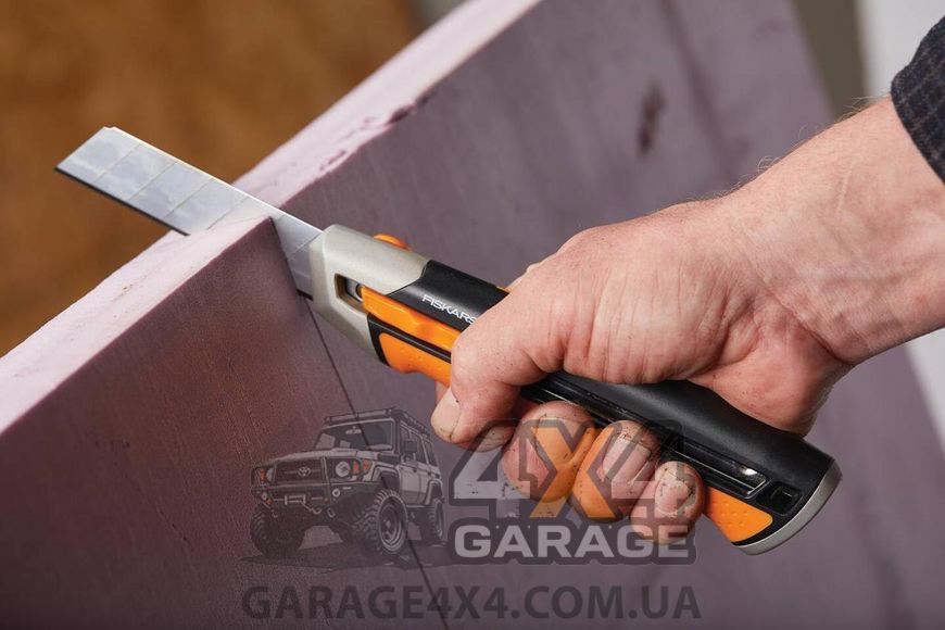 Нож с выдвижным лезвием 25 мм Fiskars Pro CarbonMax (1027228) 1027228 фото