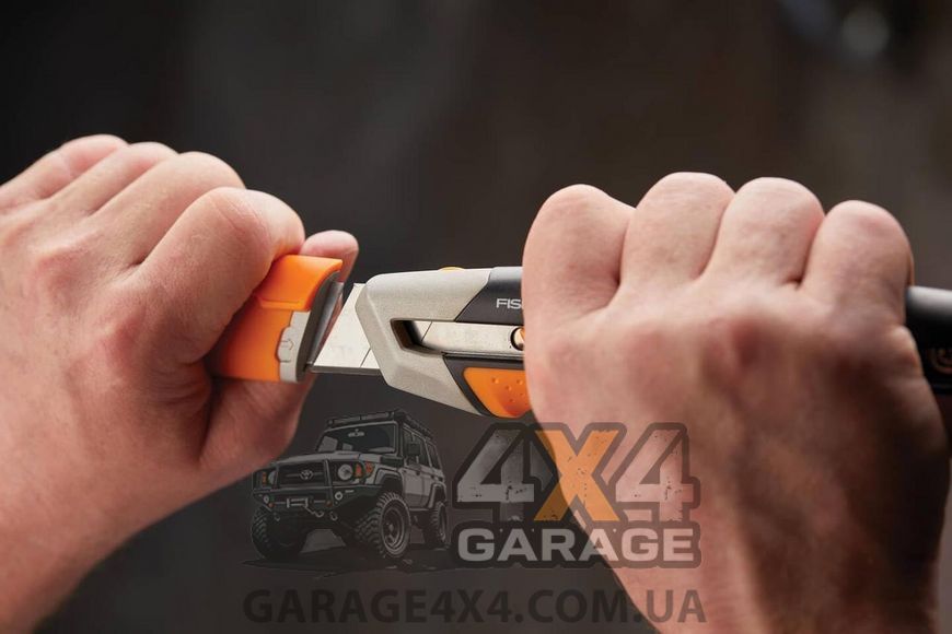 Нож с выдвижным лезвием 25 мм Fiskars Pro CarbonMax (1027228) 1027228 фото