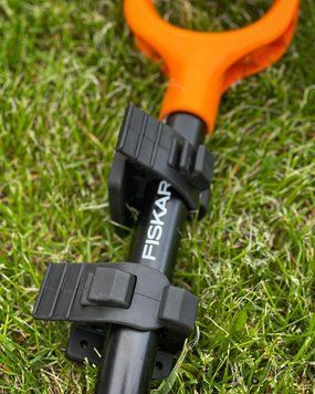Универсальное резиновое крепление для лопаты Fiskars (30-40мм) NSR2557.2 фото