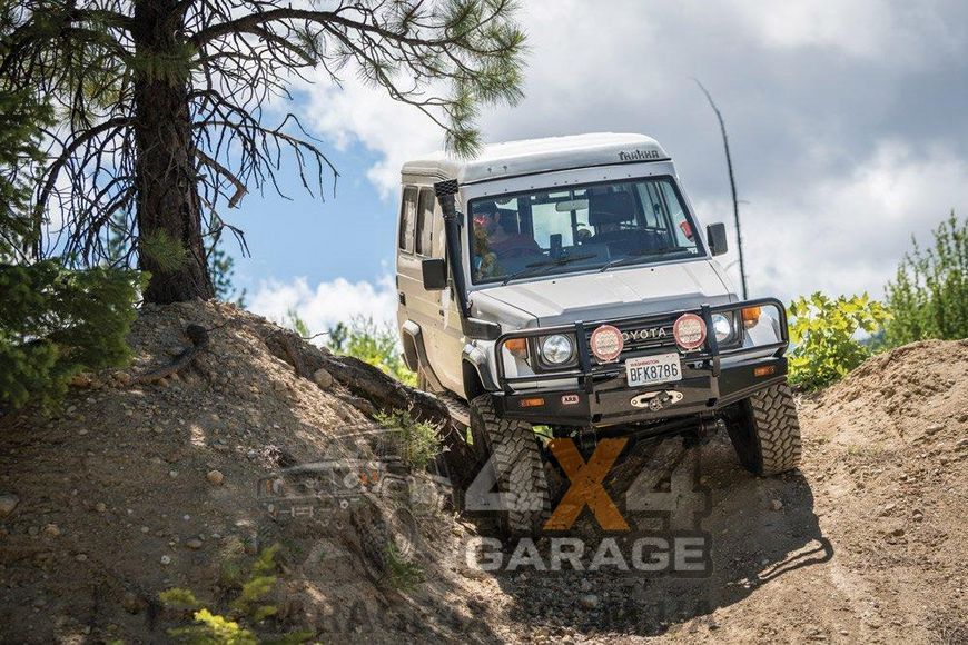 Комплект посилених задніх ресор OME CS008R для Toyota Land Cruiser 75 CS008R фото